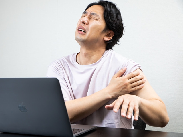 肩こりに潜む深刻な病とは⁉ストレッチによる解消法もご紹介！